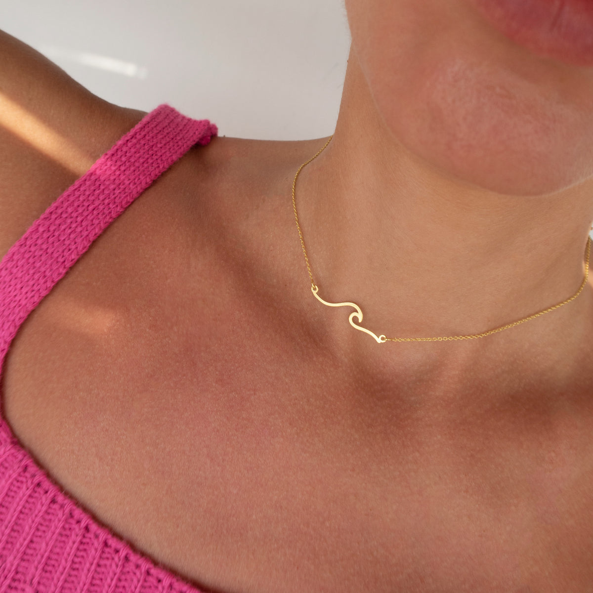 Lănțișor din argint 925 placat cu aur 18K în formă de val minimalist – bijuterie de vară elegantă, ideală pentru cadouri rafinate. Maison La Stéphanie.