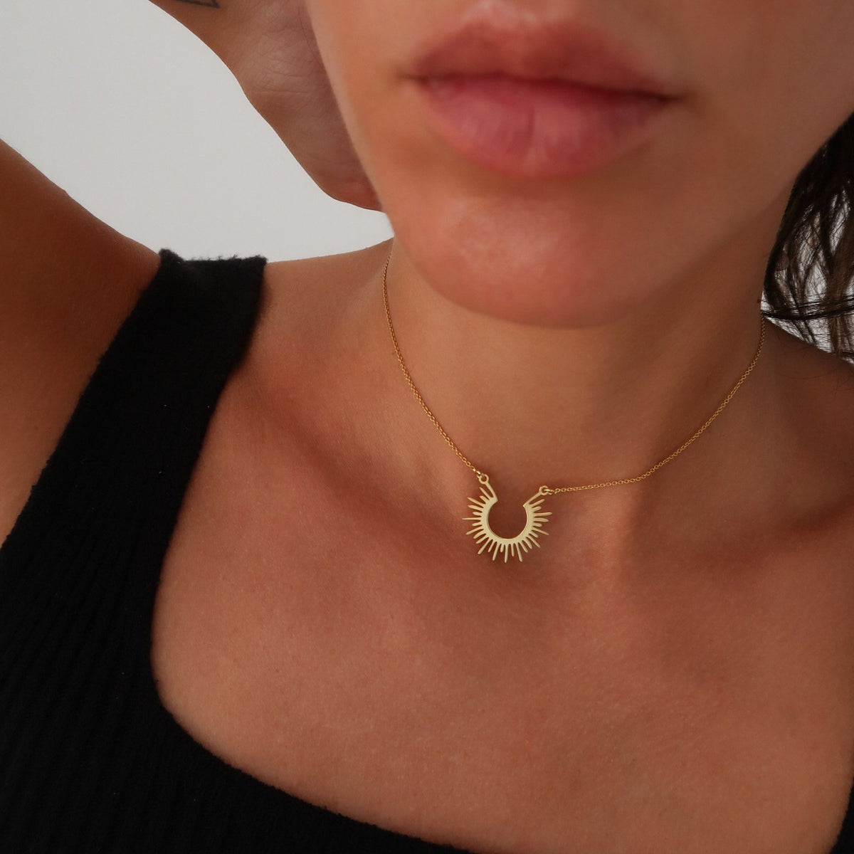 Lănțișor Aztec Sun din argint 925 placat cu aur de 18K – bijuterie Maison La Stéphanie cu simbol solar, rafinată și elegantă, perfectă pentru un look luminos și sofisticat.