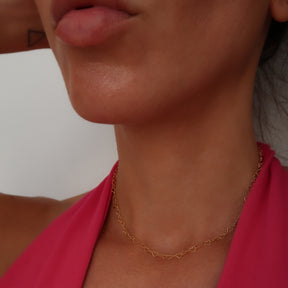 Choker cu inimioare din argint 925 placat cu aur 18K – bijuterie feminină, rafinată, ideală pentru orice ocazie.