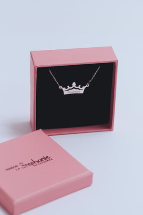 Lănțișor Coroană Princess din argint 925 – bijuterie elegantă pentru copii, perfectă ca dar de Ziua Copilului, Moș Nicolae sau Crăciun. Ideală pentru fetițe sau mame care doresc un simbol al legăturii lor speciale.