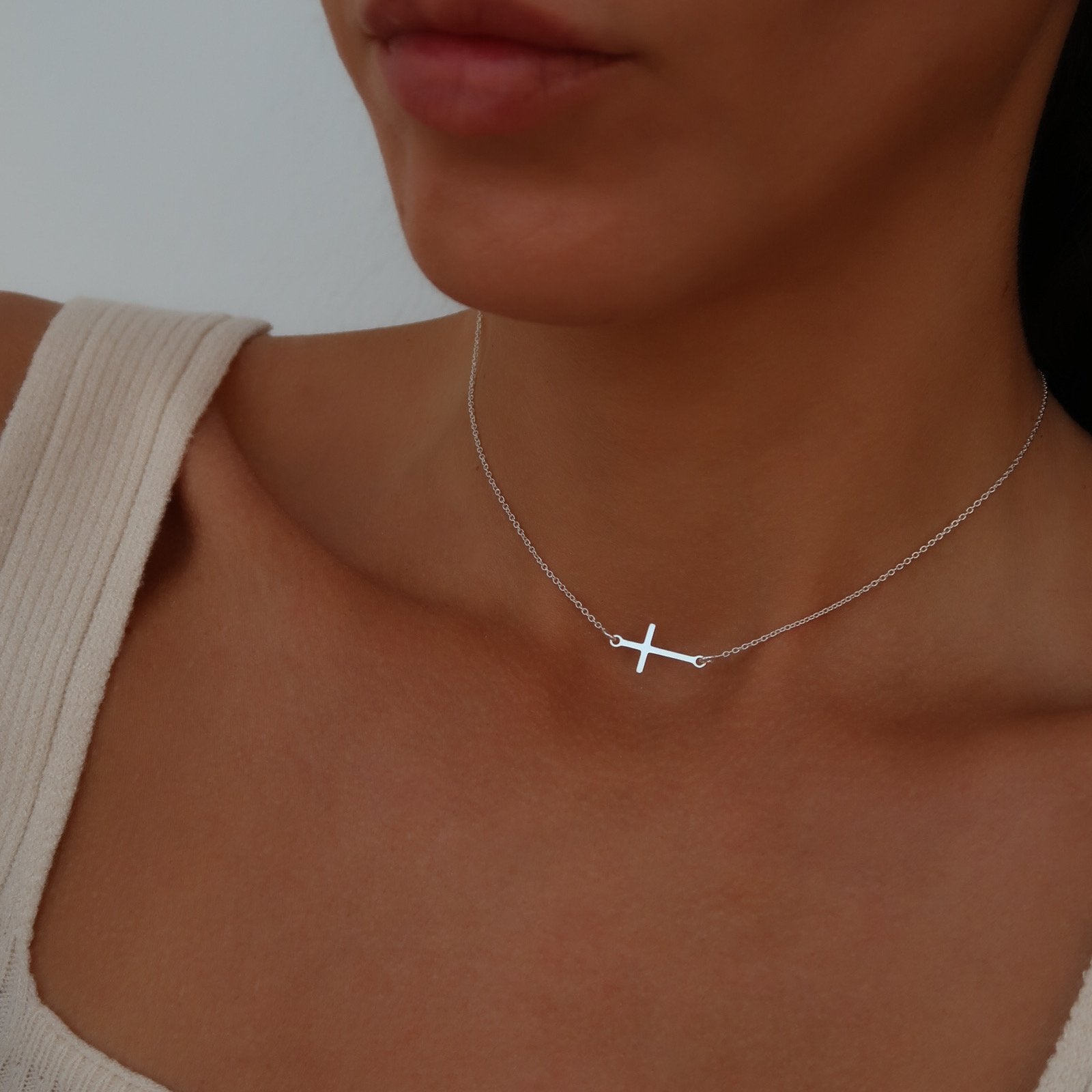 Lănțișor fin cu cruciuliță orizontală din argint 925 – bijuterie elegantă și minimalistă Maison La Stéphanie. Cadoul perfect pentru iubită, soră sau prietenă, simbol al credinței și al eleganței atemporale.