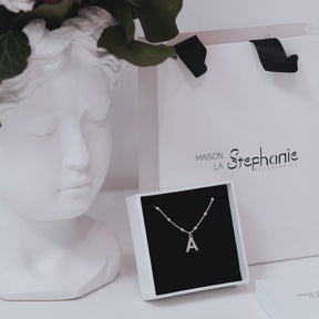 Lantisor cu bilute din argint 925 cu literă personalizată, ideal pentru cadou. Bijuterie rafinată Maison La Stéphanie – simbol al iubirii, eleganței și individualității.