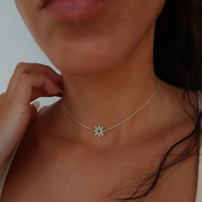 Lănțișor Flower din argint 925 – bijuterie delicată cu pandantiv floare, perfectă pentru copii, adolescente și femei. Cadou elegant pentru Crăciun, Moș Nicolae sau zi de naștere.