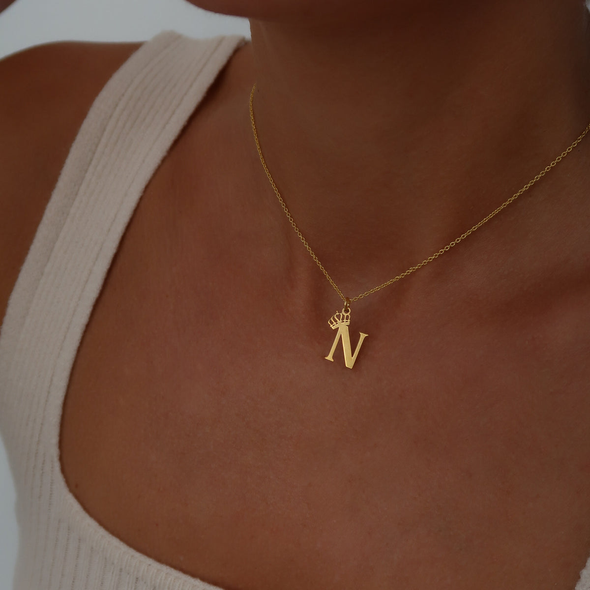 Lănțișor personalizat cu inițială și coroniță din argint 925 placat cu aur 18K – bijuterie elegantă Maison La Stéphanie, cadoul ideal pentru femei rafinate.
