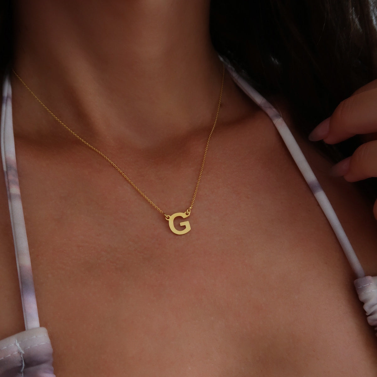 Lănțișor personalizat cu inițială din argint 925 placat cu aur 18K – bijuterie elegantă și versatilă, ideală pentru cadouri de Crăciun, 8 Martie sau Valentine’s Day.