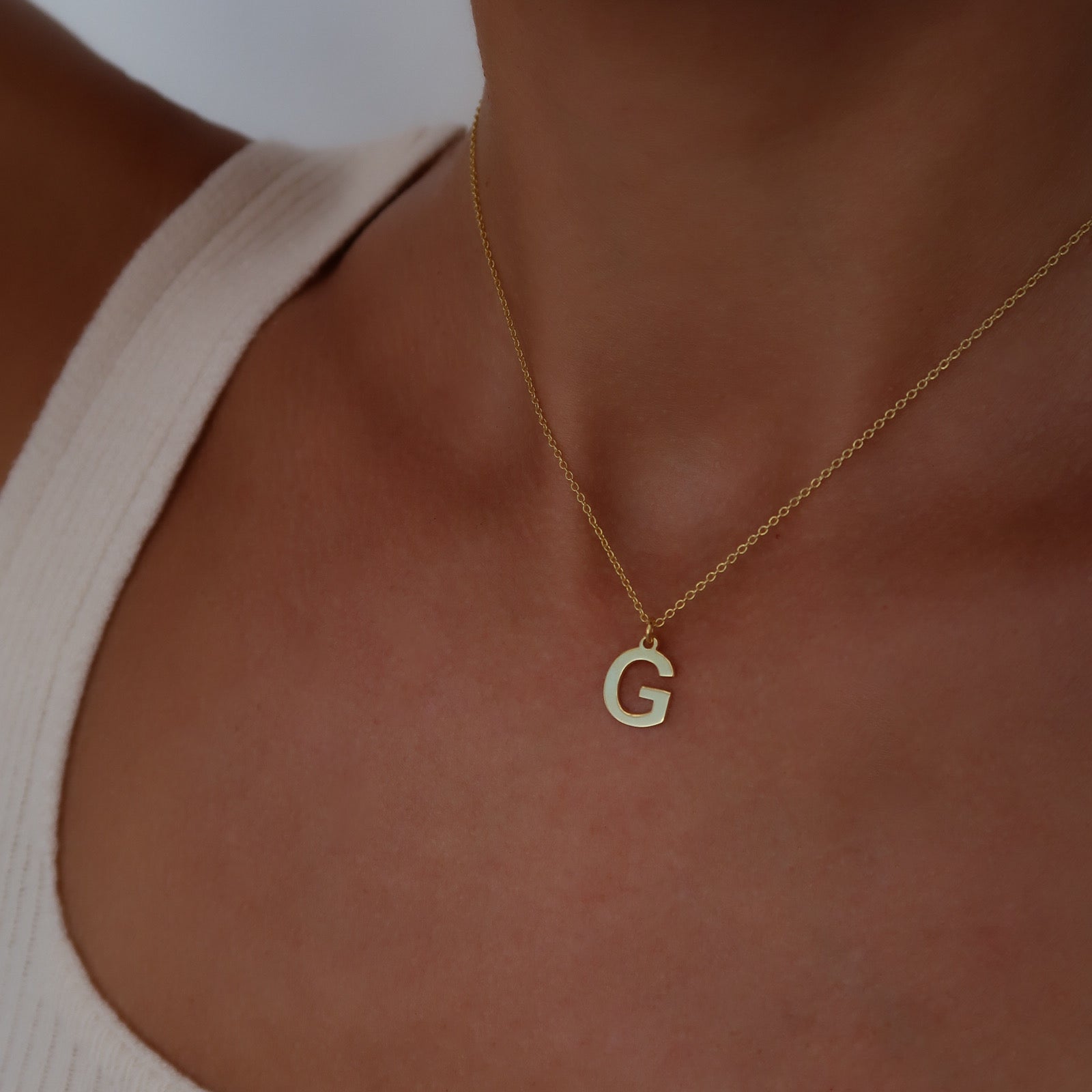 Lănțișor personalizat cu inițială Arial din argint 925 placat cu aur 18K – bijuterie elegantă și modernă, ideală pentru cadouri personalizate sau purtare zilnică.