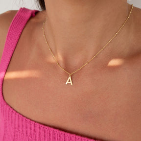 Lănțișor cu inițială din argint 925 placat cu aur 18K, cu biluțe fine – bijuterie elegantă și personalizată, ideală pentru cadouri de Crăciun, 8 Martie sau Valentine’s Day.