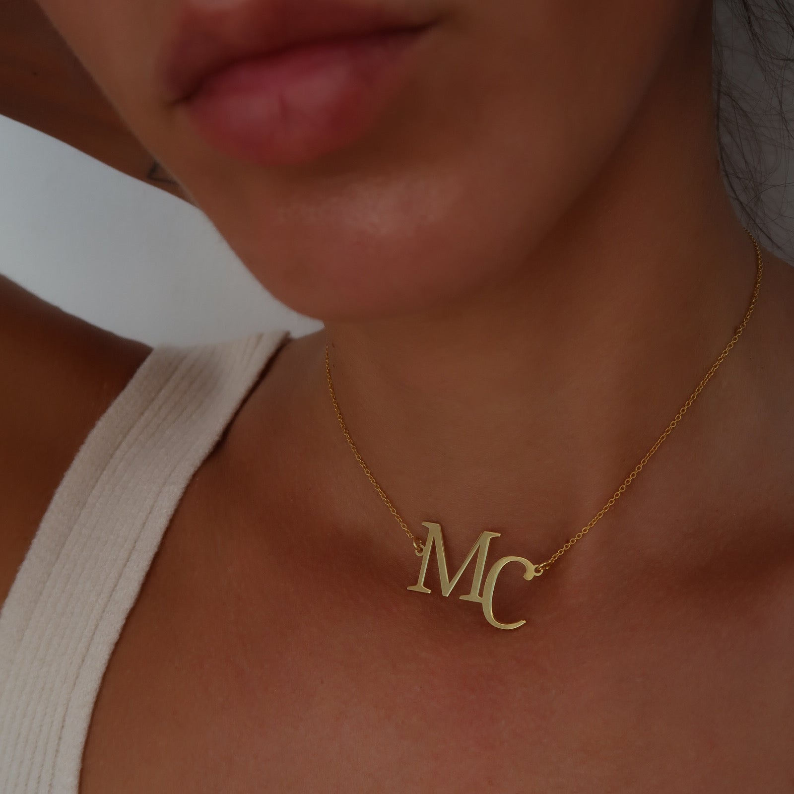 Lănțișor personalizat cu inițiale din argint 925 placat cu aur de 18K – bijuterie elegantă Maison La Stéphanie. Cadou rafinat pentru aniversare, Valentine’s Day sau ocazii speciale.