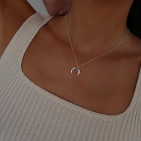 Lănțișor lună din argint 925 – bijuterie simbol a feminității și echilibrului interior. Cadou elegant pentru femei, ideal de Crăciun, 8 Martie sau Valentine’s Day.