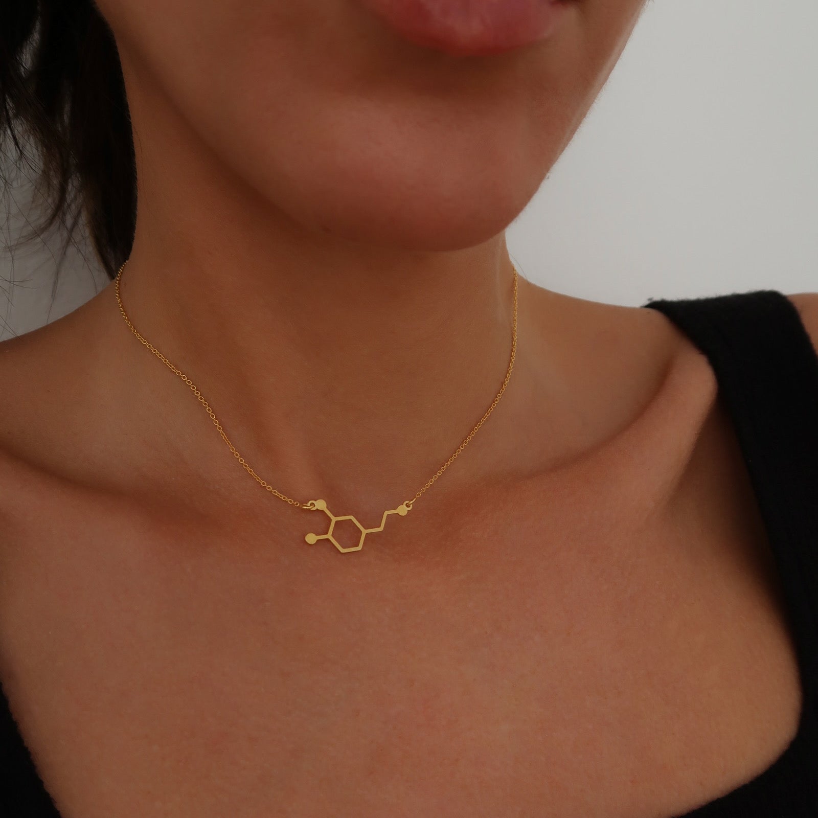Lănțișor elegant cu pandantiv Molecula Dopamină din argint 925 placat cu aur 18K – simbol al fericirii, pasiunii și energiei pozitive. Cadou ideal pentru femei moderne, creatoare de frumos. Bijuterie Maison La Stéphanie, delicată și rafinată.
