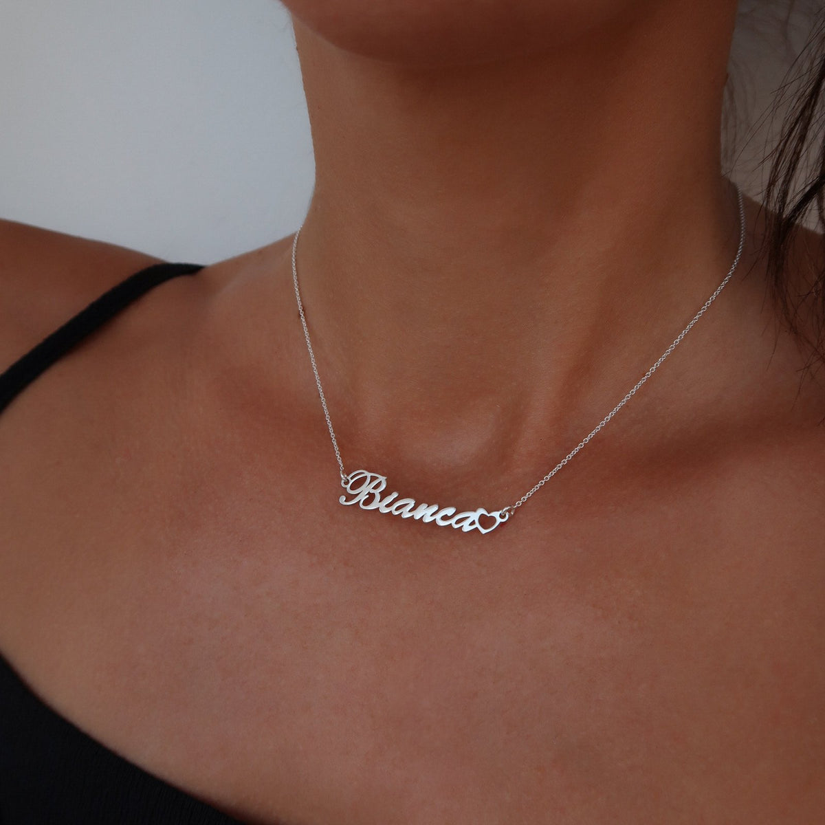 Lănțișor personalizat cu nume și inimioară din argint 925 – cadoul perfect pentru copii, ideal de oferit de Ziua Copilului, Moș Nicolae sau Crăciun. Bijuterie personală, elegantă și sigură pentru pielea sensibilă.