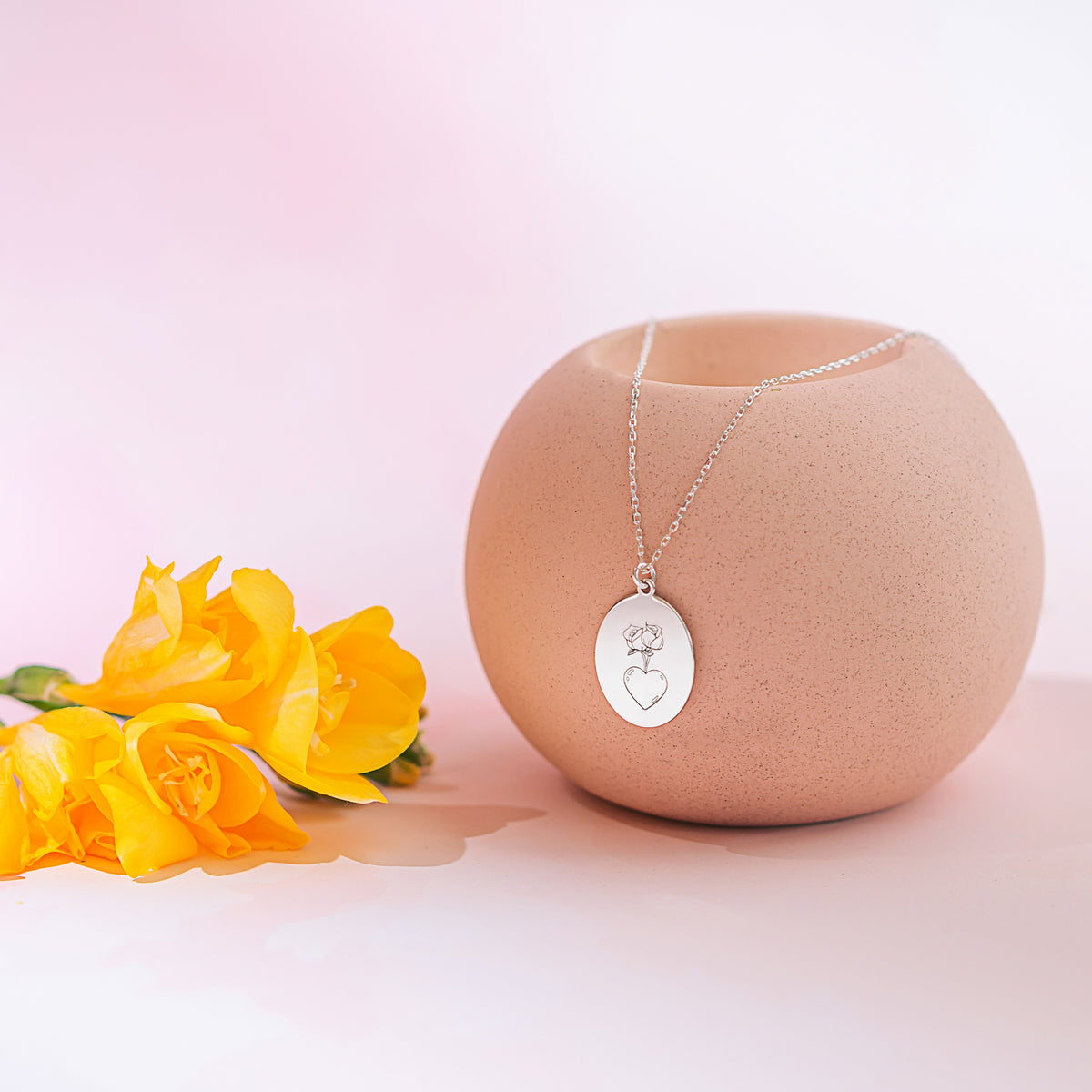 Lănțișor elegant din argint 925, perfect ca bijuterie de zi cu zi sau cadou pentru iubită, soție sau mamă. Un model rafinat Maison La Stéphanie – simbol al iubirii și feminității.