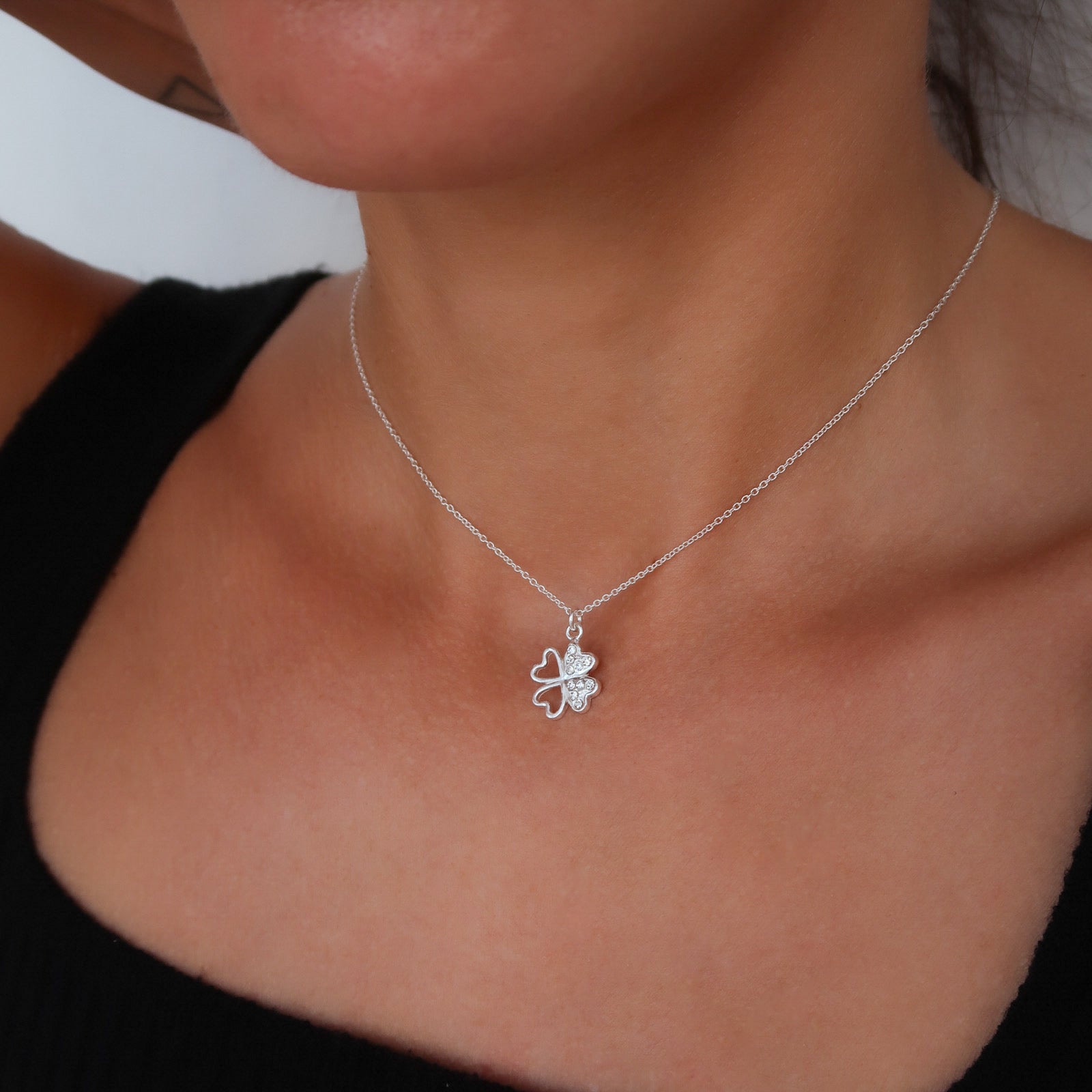 Lanț Trifoi din argint 925 – bijuterie elegantă Maison La Stéphanie, simbol al norocului și al energiei pozitive. Ideal pentru cadouri și ocazii speciale.