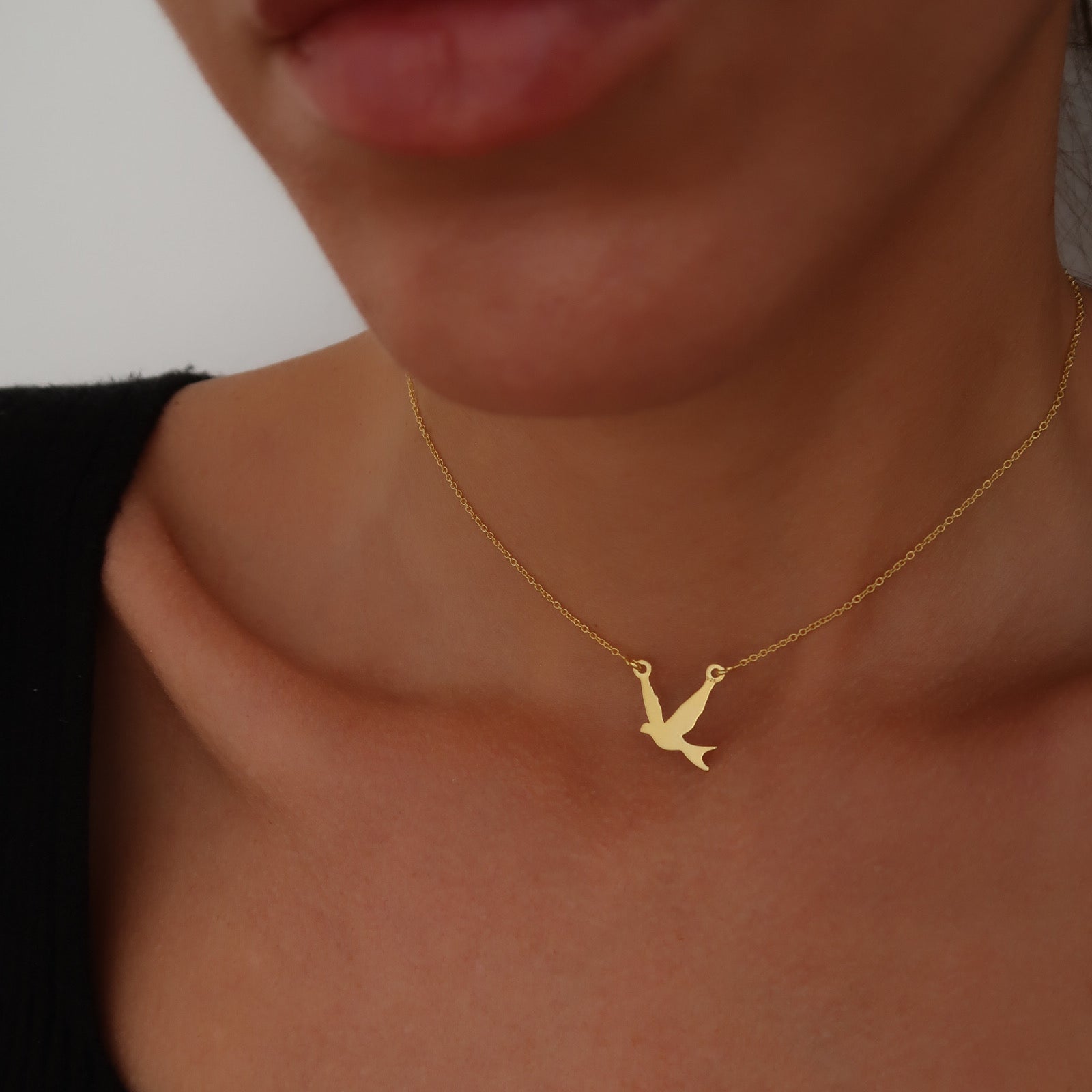 Lănțișor pasăre din argint 925 placat cu aur 18K – bijuterie simbolică a libertății și a grației feminine. Cadoul perfect pentru femei care iubesc finețea și eleganța naturală.