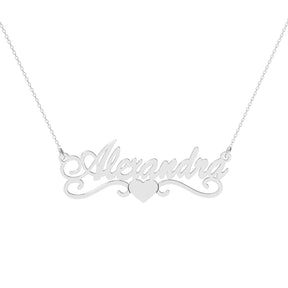 Lănțișor personalizat cu nume și inimioară, realizat din argint 925 autentic – un cadou elegant și sentimental pentru iubită, prietenă sau mamă. Descoperă rafinamentul bijuteriilor personalizate Maison La Stéphanie.