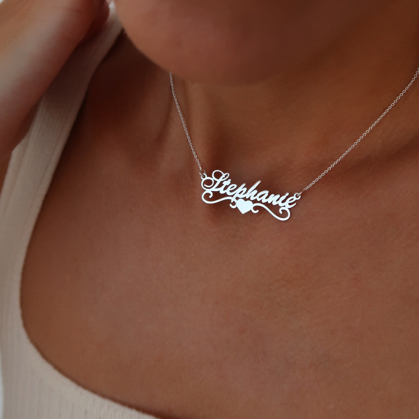 Lănțișor personalizat cu nume și inimioară, realizat din argint 925 autentic – un cadou elegant și sentimental pentru iubită, prietenă sau mamă. Descoperă rafinamentul bijuteriilor personalizate Maison La Stéphanie.