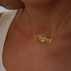 Lănțișor personalizat cu nume și inimioară din argint 925 placat cu aur 18K – bijuterie elegantă Maison La Stéphanie, ideală ca dar de ziua iubitei, de aniversare sau pentru mama. Un cadou rafinat, plin de emoție.