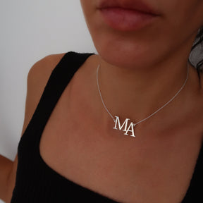 Lănțișor personalizat cu inițiale din argint 925 – bijuterie elegantă Maison La Stéphanie. Cadou ideal pentru aniversare, Valentine’s Day sau ocazii speciale.