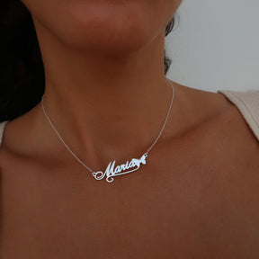 Lănțișor personalizat cu nume și fluturaș din argint 925 – o bijuterie elegantă și simbolică, ideală ca dar pentru iubită, prietenă sau fiică. Descoperă rafinamentul bijuteriilor personalizate Maison La Stéphanie.
