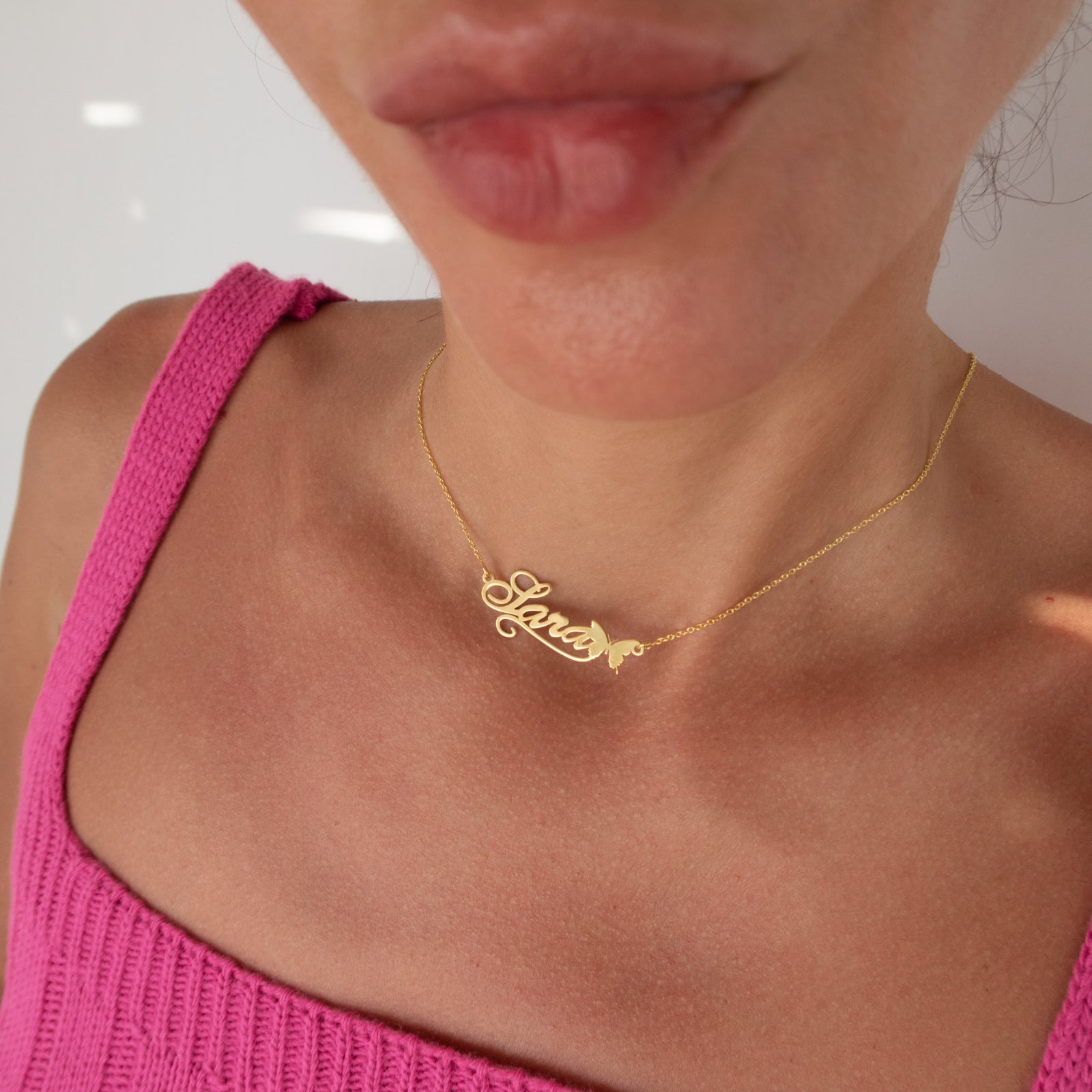 Lănțișor personalizat cu nume și fluturaș din argint 925 placat cu aur 18K – bijuterie elegantă Maison La Stéphanie, ideală pentru cadouri de ziua iubitei, pentru mamă sau pentru ocazii speciale.