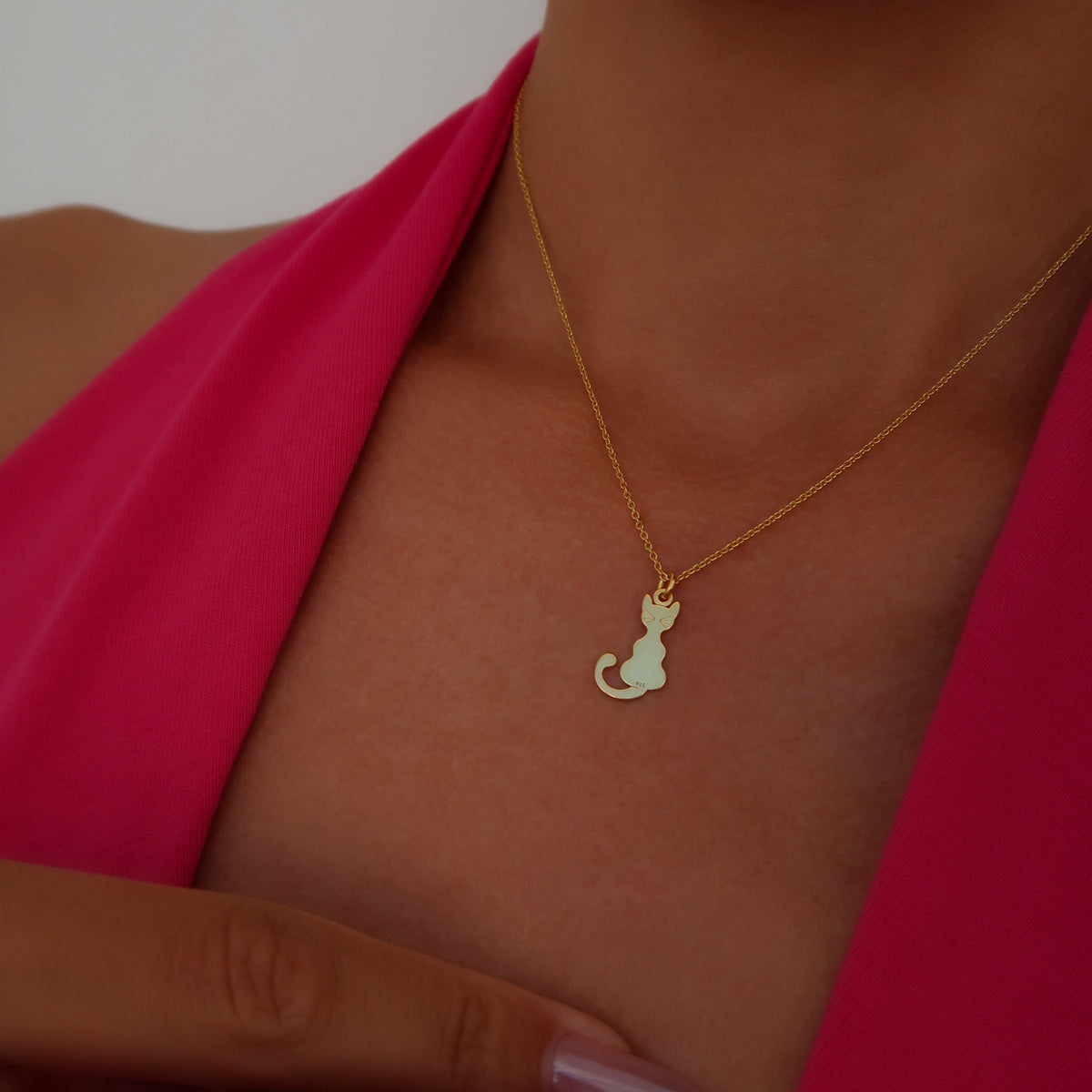 Lănțișor elegant din argint 925 placat cu aur 18K, cu pandantiv în formă de pisicuță – bijuterie rafinată Maison La Stéphanie, ideală pentru cadou de copii, aniversări sau iubitori de animale.