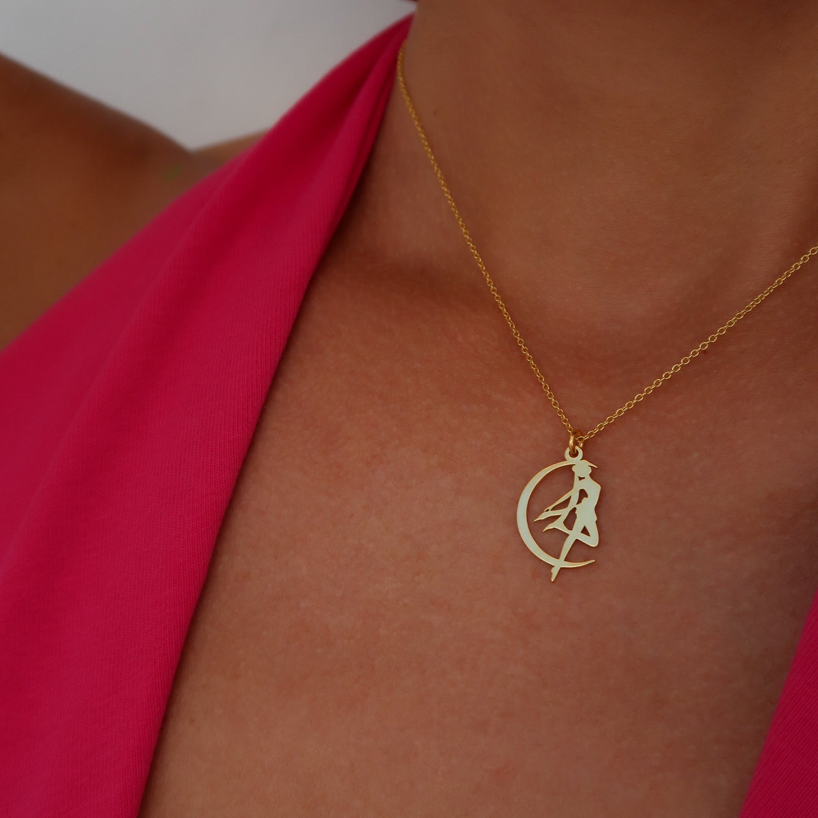 Lănțișor S Moon din argint 925 placat cu aur de 18K – bijuterie delicată inspirată de Sailor Moon, simbol al feminității, magiei și luminii interioare.
