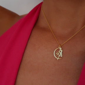 Lănțișor S Moon din argint 925 placat cu aur de 18K – bijuterie delicată inspirată de Sailor Moon, simbol al feminității, magiei și luminii interioare.