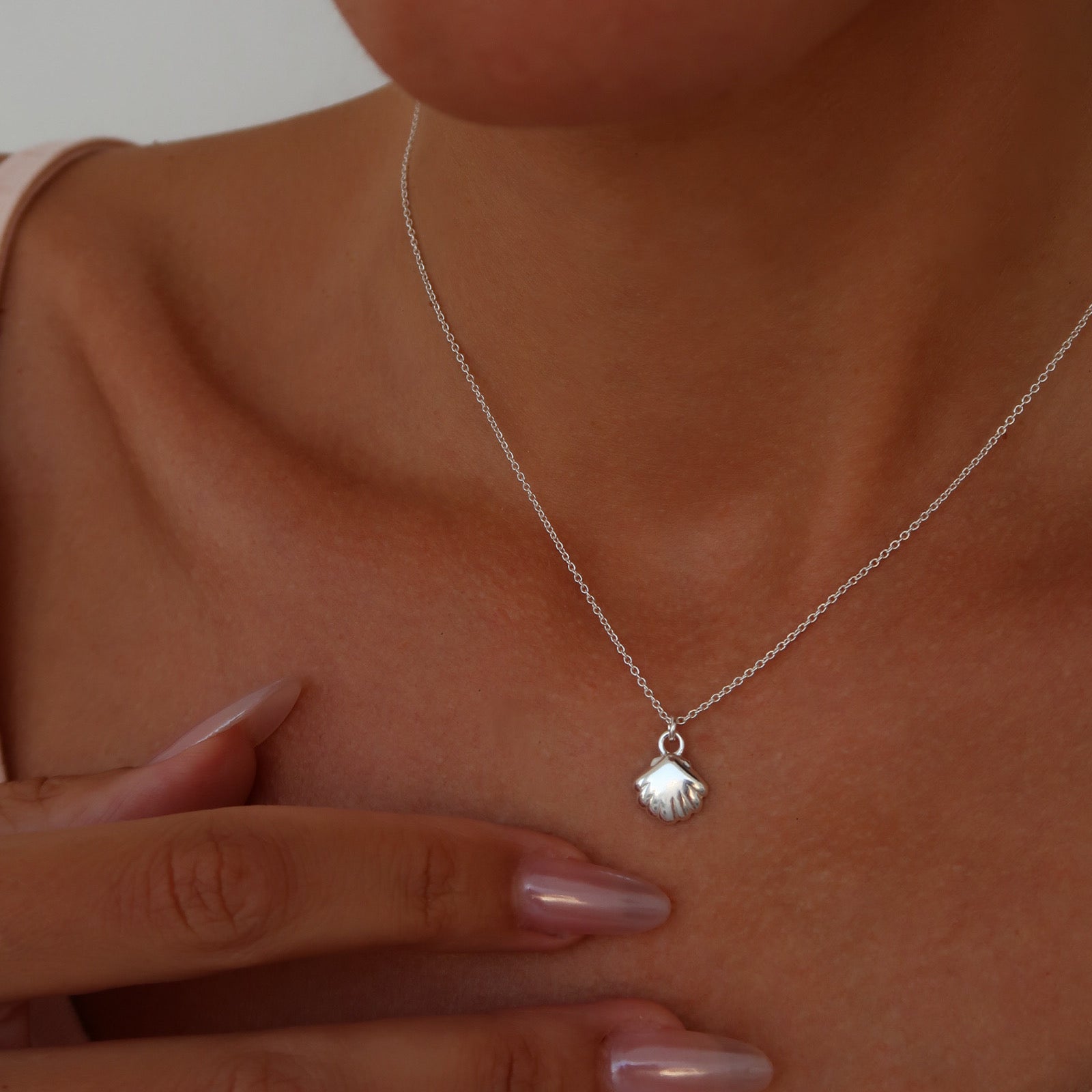 Lănțișor elegant din argint 925 cu pandantiv în formă de scoică — bijuterie de vară cu inspirație marină, perfectă drept cadou pentru iubită, prietenă sau soră. Maison La Stéphanie – rafinament și simplitate.
