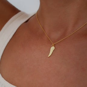 Lănțișor elegant din argint 925 placat cu aur de 18K, cu pandantiv aripă — bijuterie simbolică a libertății și protecției, ideală ca dar pentru iubită, prietenă sau mamă. Maison La Stéphanie – eleganță și semnificație.