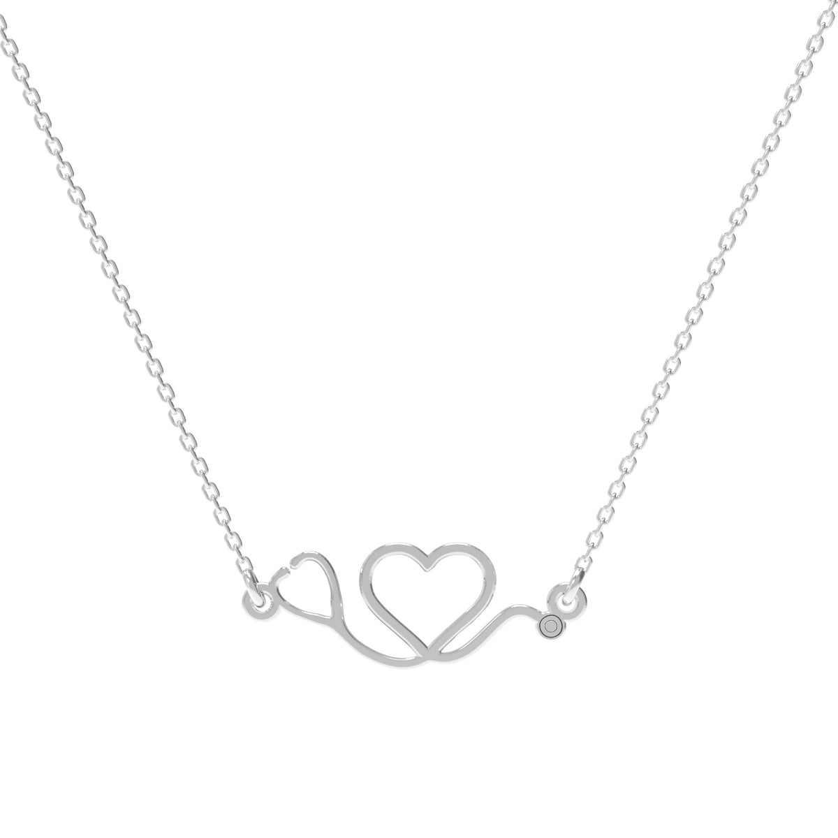 Lănțișor elegant din argint 925 cu pandantiv în formă de stetoscop și inimioară – bijuterie rafinată Maison La Stéphanie, ideală ca dar pentru medic, asistentă sau studentă la medicină. Cadou cu semnificație și emoție.