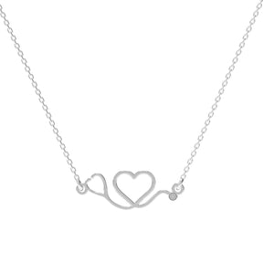 Lănțișor elegant din argint 925 cu pandantiv în formă de stetoscop și inimioară – bijuterie rafinată Maison La Stéphanie, ideală ca dar pentru medic, asistentă sau studentă la medicină. Cadou cu semnificație și emoție.