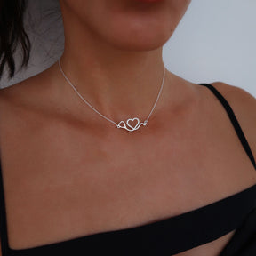 Lănțișor elegant din argint 925 cu pandantiv în formă de stetoscop și inimioară – bijuterie rafinată Maison La Stéphanie, ideală ca dar pentru medic, asistentă sau studentă la medicină. Cadou cu semnificație și emoție.