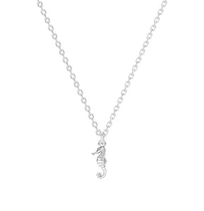 Lănțișor elegant din argint 925 cu pandantiv căluț de mare — bijuterie inspirată de vară, perfectă drept cadou pentru iubită sau prietenă. Descoperă rafinamentul Maison La Stéphanie.