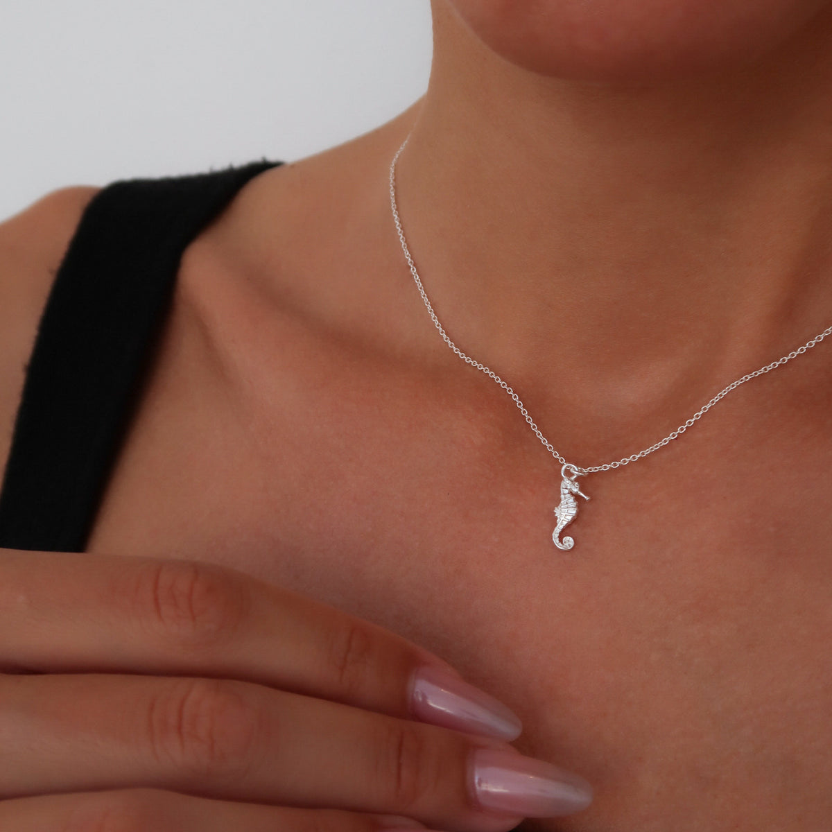 Lănțișor elegant din argint 925 cu pandantiv căluț de mare — bijuterie inspirată de vară, perfectă drept cadou pentru iubită sau prietenă. Descoperă rafinamentul Maison La Stéphanie.