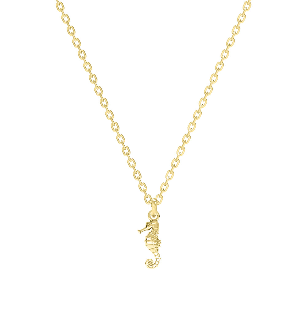 Lănțișor elegant din argint 925 placat cu aur de 18K, cu pandantiv căluț de mare – bijuterie rafinată de vară, perfectă drept cadou pentru iubită, prietenă sau soție. Maison La Stéphanie, simbolul eleganței solare.