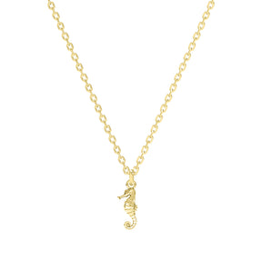 Lănțișor elegant din argint 925 placat cu aur de 18K, cu pandantiv căluț de mare – bijuterie rafinată de vară, perfectă drept cadou pentru iubită, prietenă sau soție. Maison La Stéphanie, simbolul eleganței solare.