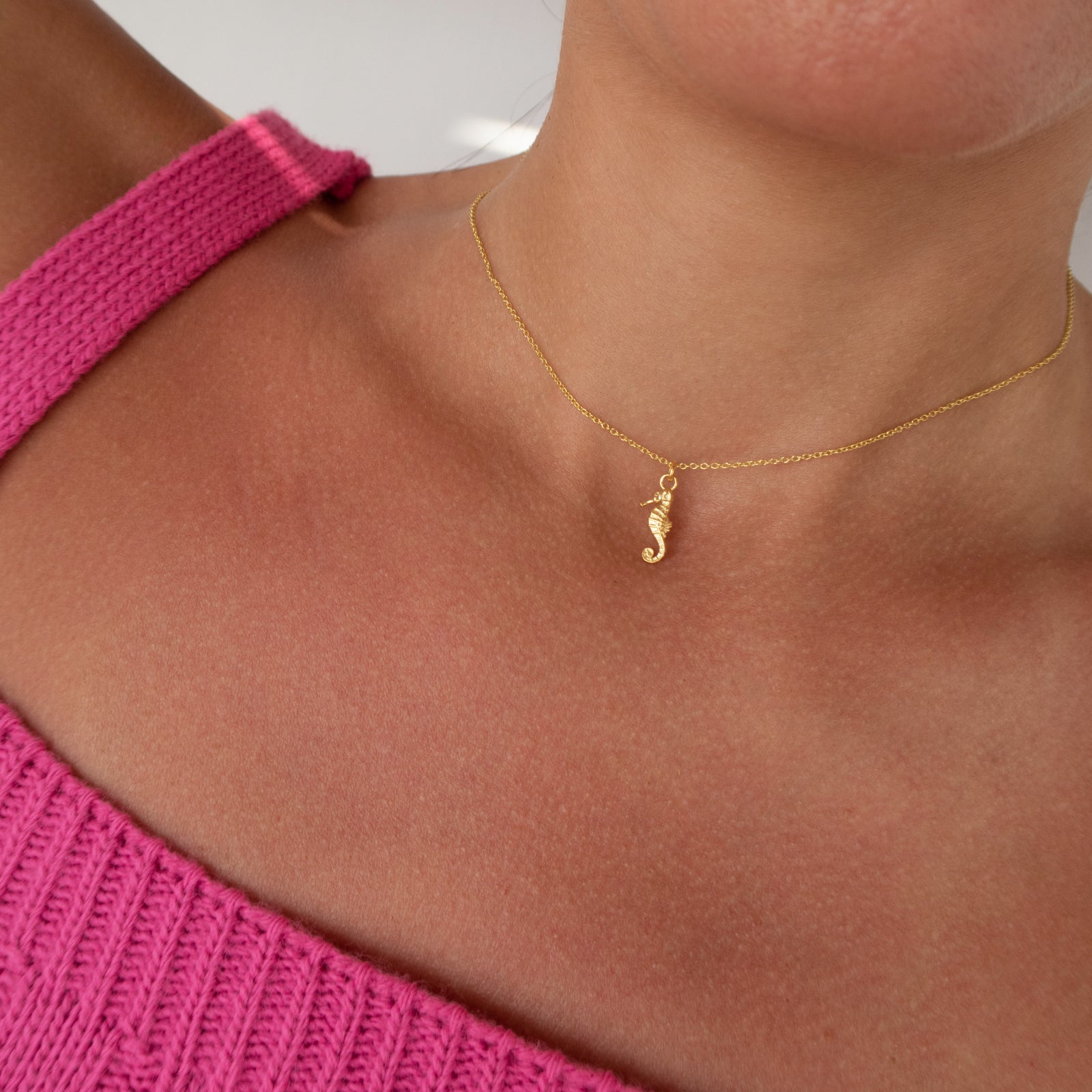 Lănțișor elegant din argint 925 placat cu aur de 18K, cu pandantiv căluț de mare – bijuterie rafinată de vară, perfectă drept cadou pentru iubită, prietenă sau soție. Maison La Stéphanie, simbolul eleganței solare.