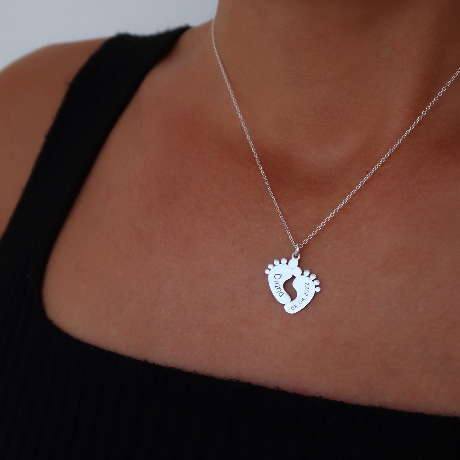 Lănțișor cu tălpiță de bebeluș din argint 925 – un cadou emoționant pentru proaspete mămici, botez sau aniversarea copilului. Bijuterie personalizată Maison La Stéphanie, simbol al iubirii necondiționate.