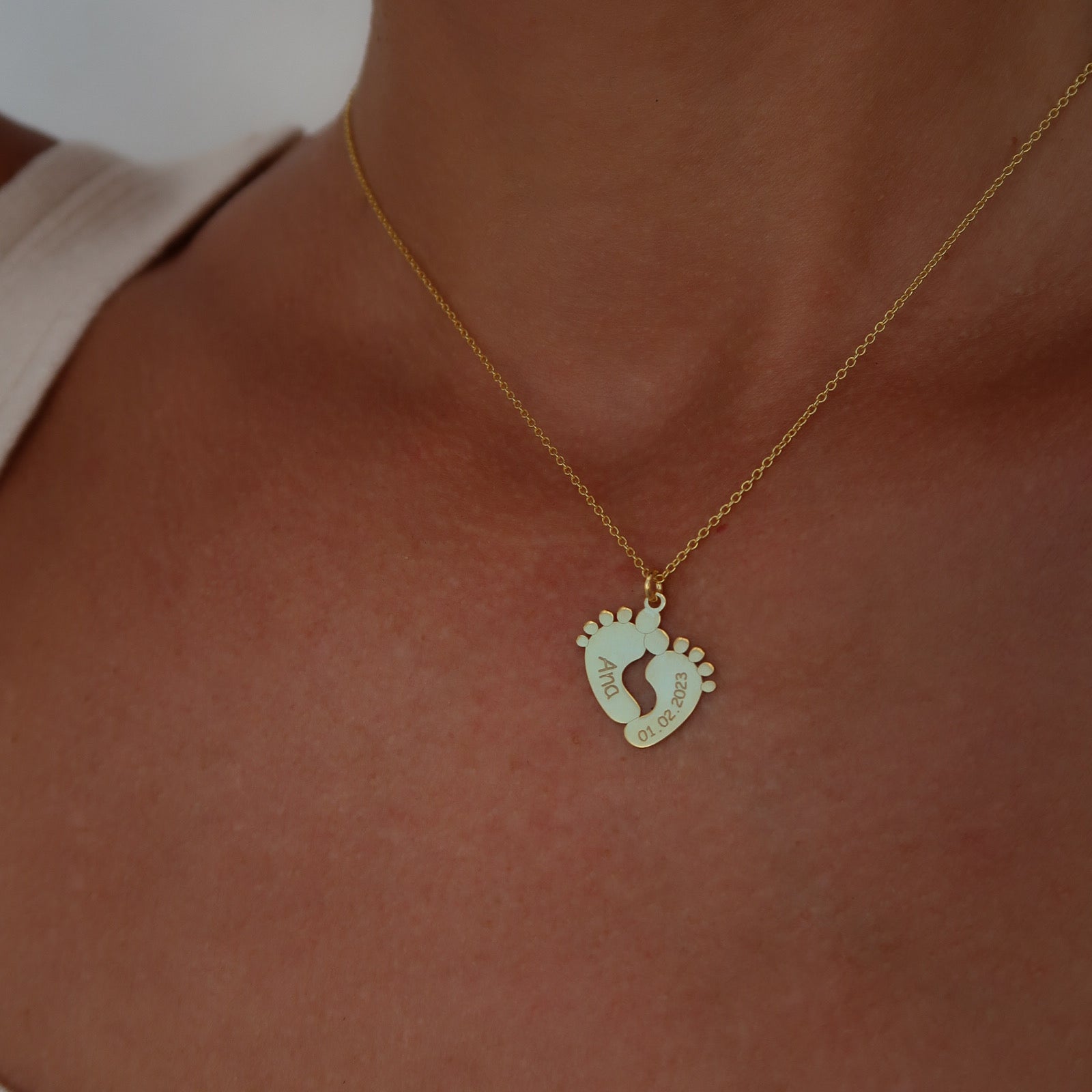 Lănțișor personalizat cu tălpiță de bebeluș din argint 925 placat cu aur 18K – cadou elegant pentru mămici, botez sau aniversare. Bijuterie Maison La Stéphanie cu semnificație profundă și rafinament atemporal.