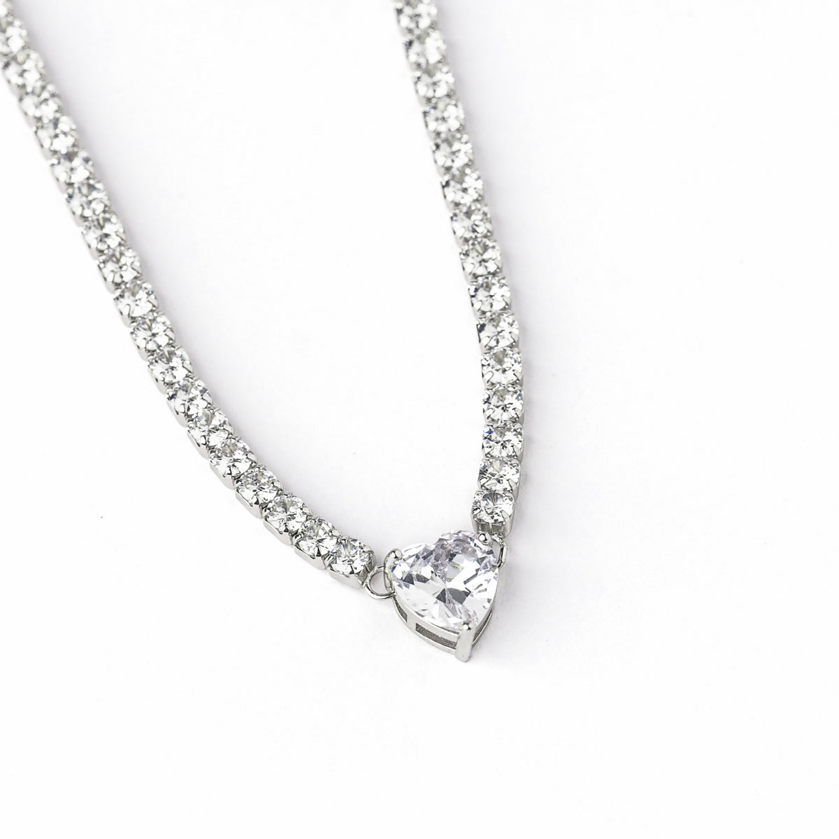 Lănțișor Tennis Heart din argint 925 cu zirconii transparente – bijuterie elegantă și strălucitoare, perfectă pentru cadouri, ocazii speciale sau ținute de seară. Maison La Stéphanie – eleganță și rafinament în fiecare detaliu.