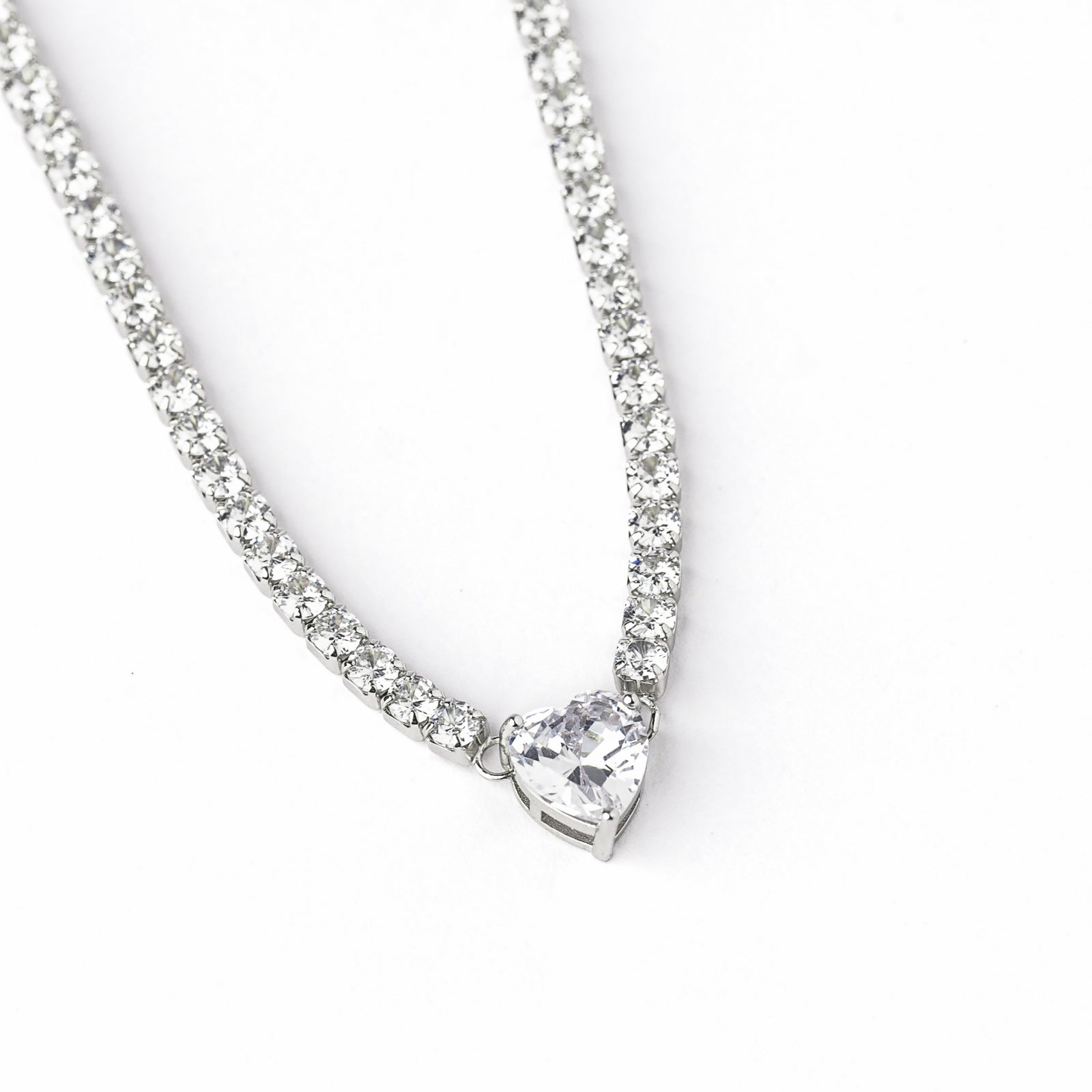 Lănțișor Tennis Heart din argint 925 cu zirconii transparente – bijuterie elegantă și strălucitoare, perfectă pentru cadouri, ocazii speciale sau ținute de seară. Maison La Stéphanie – eleganță și rafinament în fiecare detaliu.