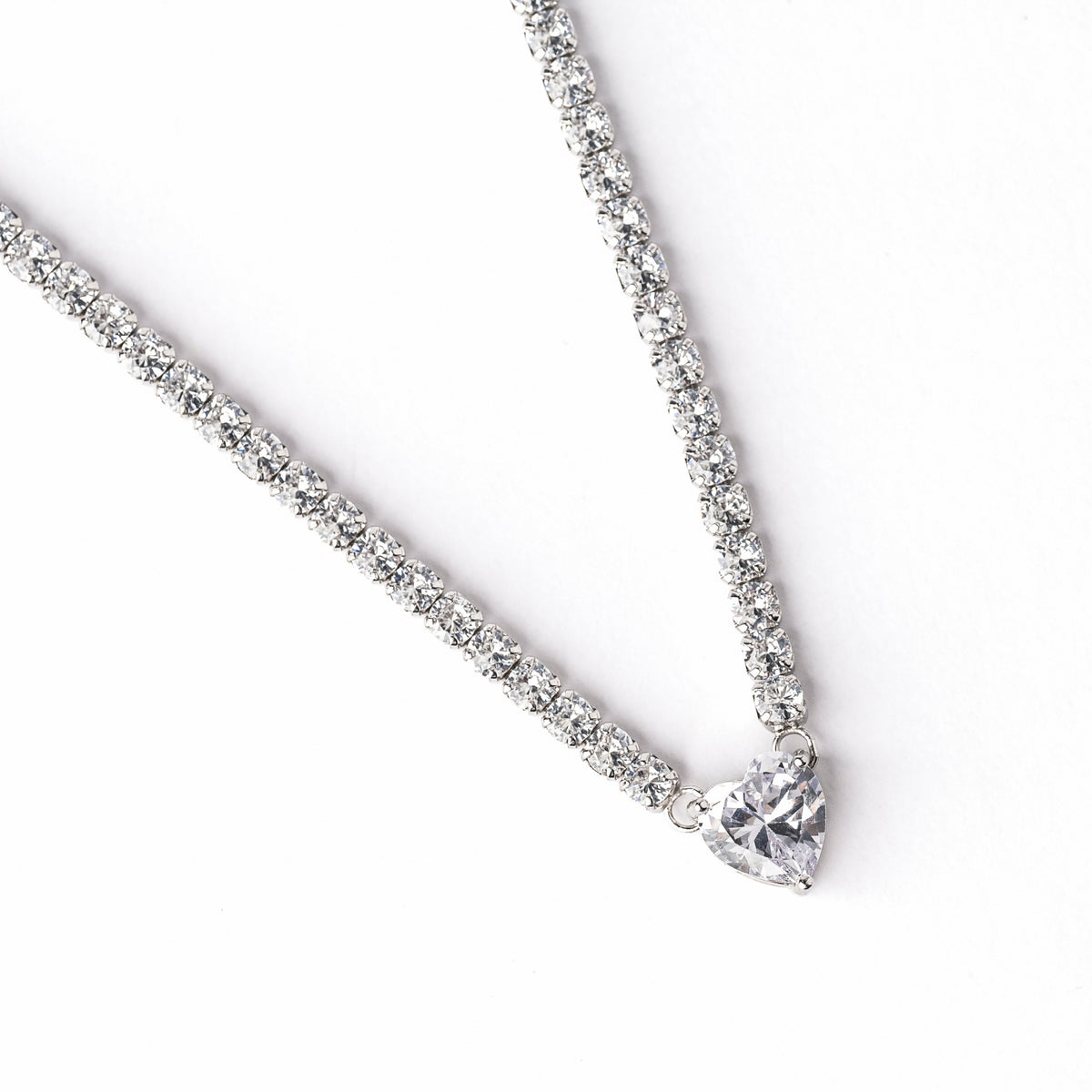 Lănțișor Tennis Heart din argint 925 cu zirconii transparente – bijuterie elegantă și strălucitoare, perfectă pentru cadouri, ocazii speciale sau ținute de seară. Maison La Stéphanie – eleganță și rafinament în fiecare detaliu.