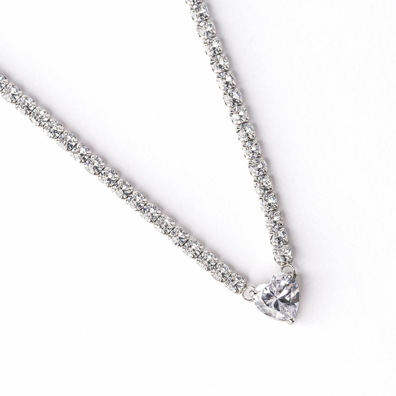 Lănțișor Tennis Heart din argint 925 cu zirconii transparente – bijuterie elegantă și strălucitoare, perfectă pentru cadouri, ocazii speciale sau ținute de seară. Maison La Stéphanie – eleganță și rafinament în fiecare detaliu.