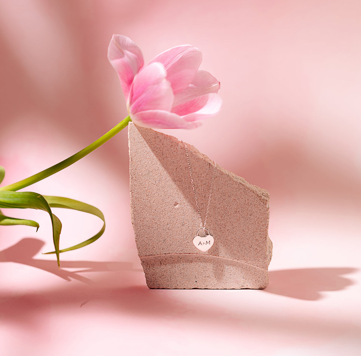 Lănțișor Love Chain din argint 925 cu pandantiv inimă – bijuterie elegantă Maison La Stéphanie, simbol al iubirii pure și al legăturilor profunde.