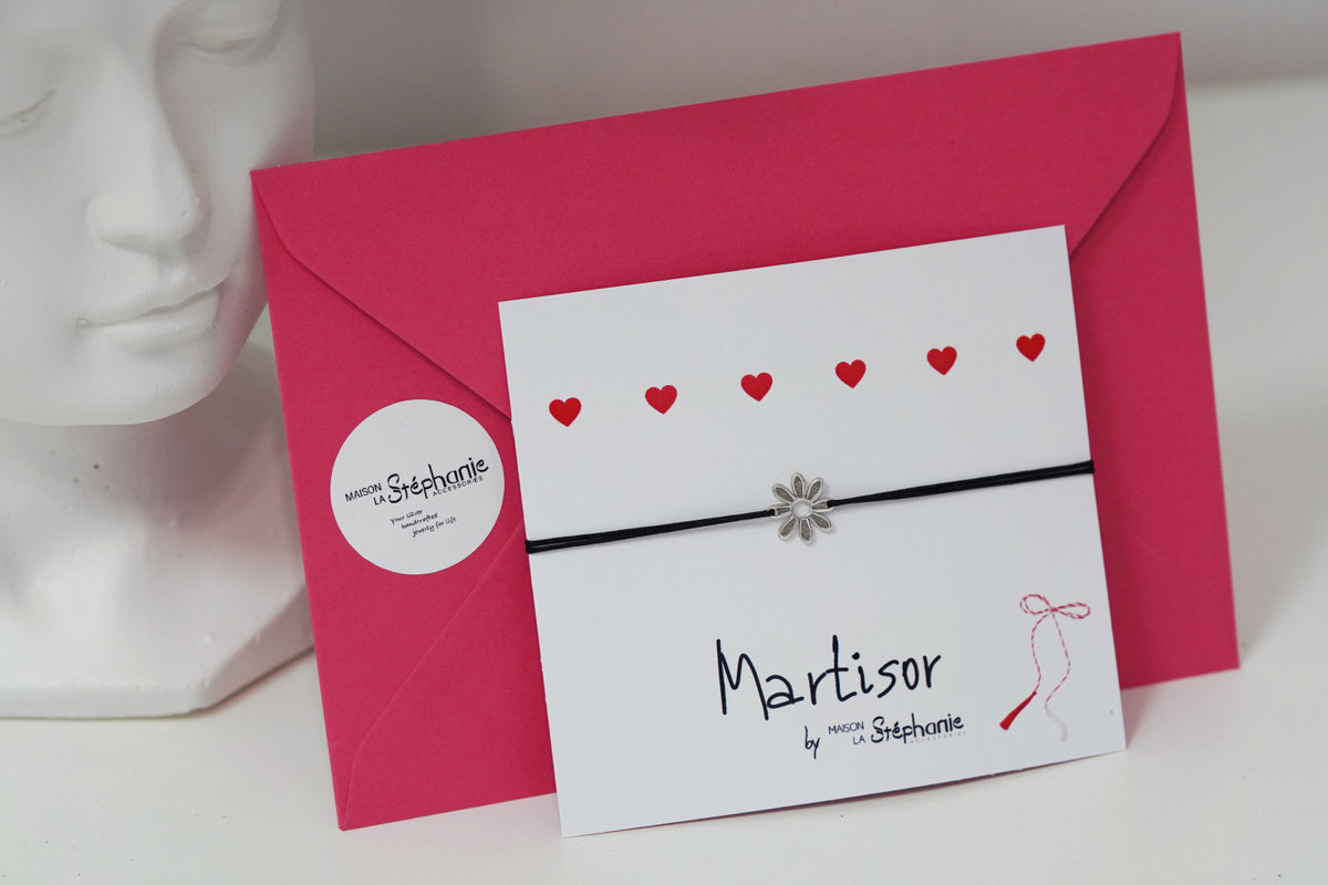 Brățară din argint 925 cu floare pe șnur roșu – cadou rafinat de Mărțișor și 8 Martie. Perfectă pentru femei, colege sau campanii corporate.