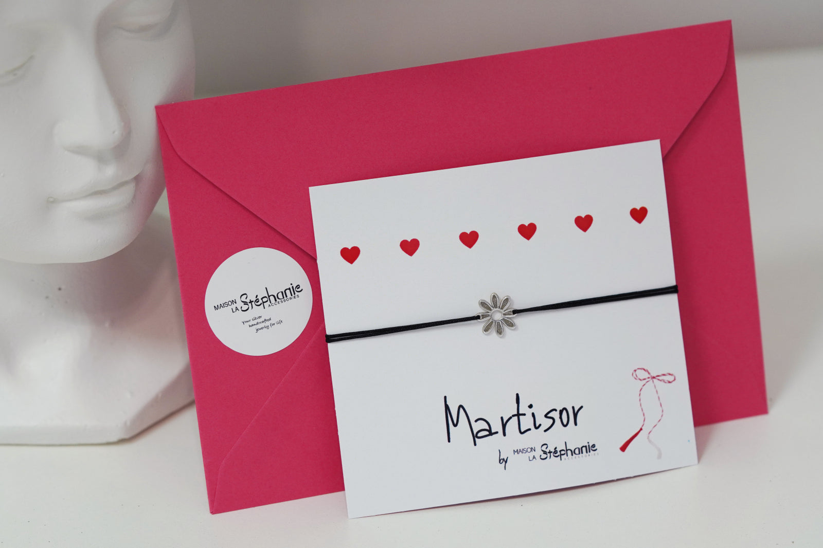 Brățară din argint 925 cu floare pe șnur roșu – cadou rafinat de Mărțișor și 8 Martie. Perfectă pentru femei, colege sau campanii corporate.